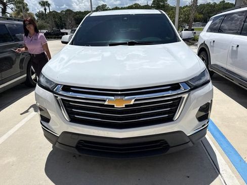 Used 2023 Chevrolet Traverse LT FWD image 2