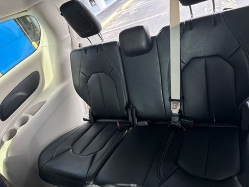 Used 2024 Chrysler Pacifica Touring-L FWD image 19