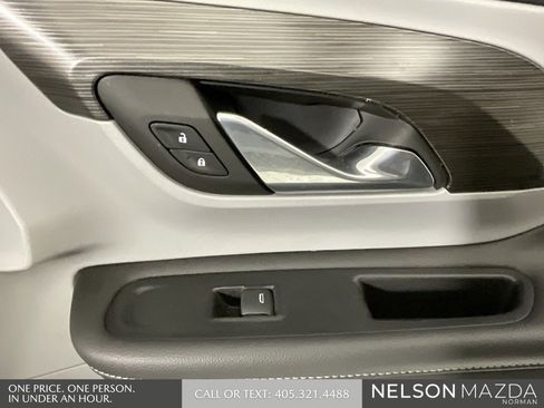 Used 2023 GMC Terrain SLE w/ Driver Convenience Package image 16