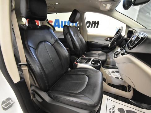 Used 2023 Chrysler Pacifica Touring-L image 15