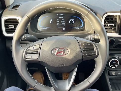 Used 2025 Hyundai Venue Limited FWD image 11