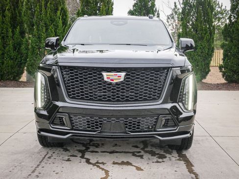 Used 2026 Cadillac Escalade ESV V image 3