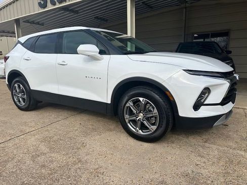Used 2023 Chevrolet Blazer LT image 2
