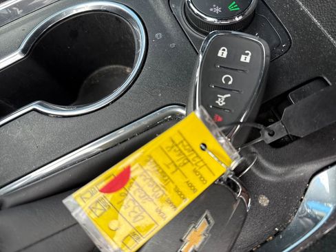 Used 2023 Chevrolet Traverse LT image 30