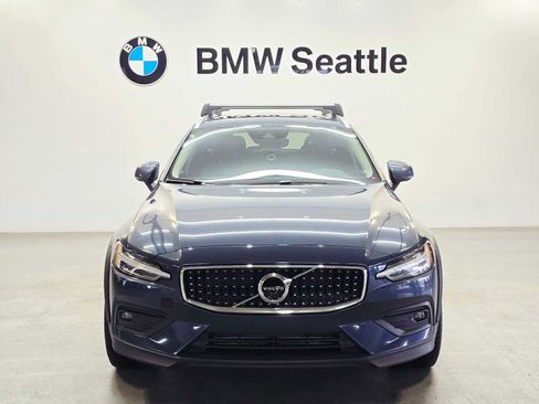 Used 2022 Volvo V60 T5 Cross Country image 6