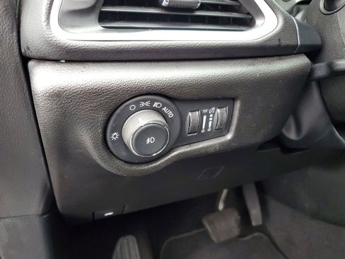 Used 2025 Chrysler Pacifica Select image 13