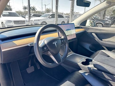 Used 2022 Tesla Model Y Long Range image 10