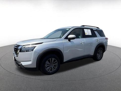 Used 2025 Nissan Pathfinder SV FWD image 8