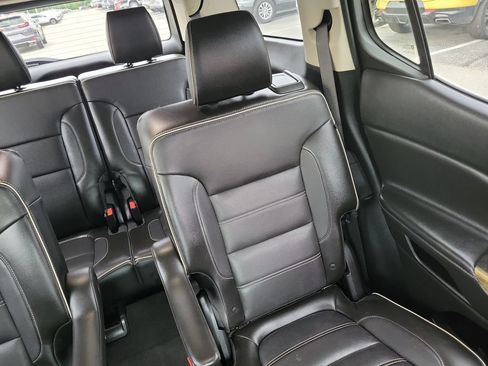 Used 2019 GMC Acadia Denali w/ Technology Package FWD image 12