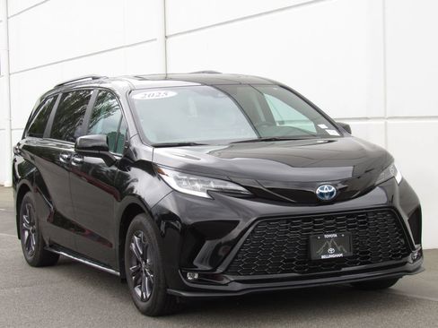 Used 2025 Toyota Sienna XSE AWD/4WD image 2