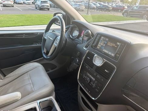 Used 2013 Chrysler Town & Country Touring-L w/ Driver Convenience Group FWD image 13