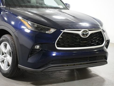 Used 2023 Toyota Highlander LE FWD image 4