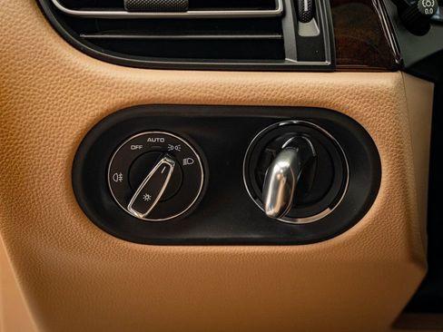 Certified 2025 Porsche Macan AWD/4WD image 49
