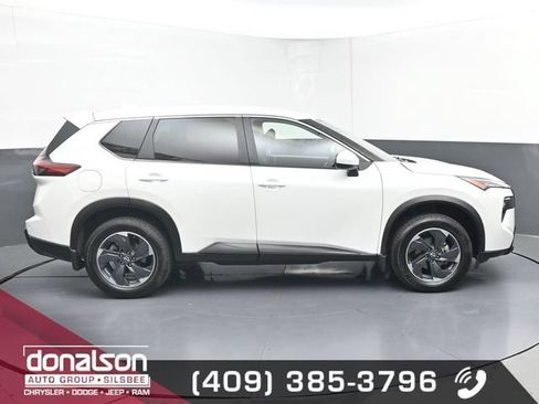 Used 2025 Nissan Rogue SV AWD/4WD image 2