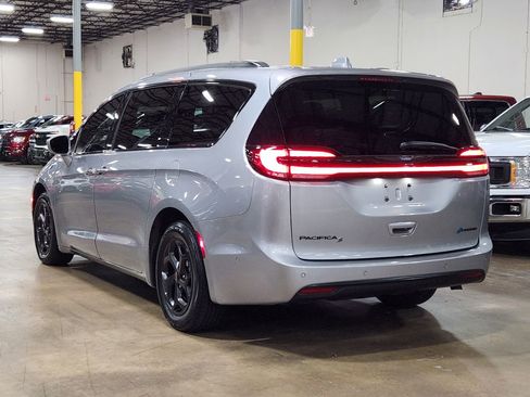 Used 2021 Chrysler Pacifica Touring-L w/ S Appearance Package image 11