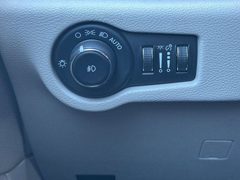 Used 2024 Chrysler Pacifica Select image 34