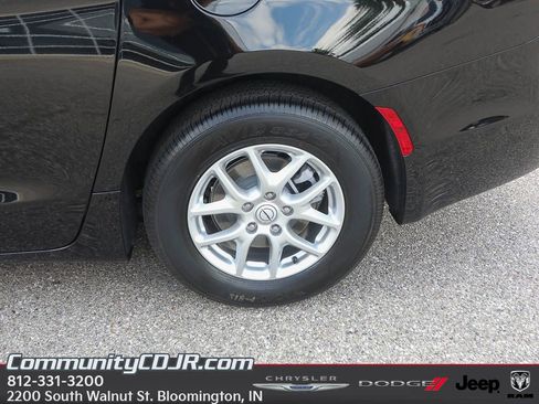 New 2025 Chrysler Pacifica Select image 4