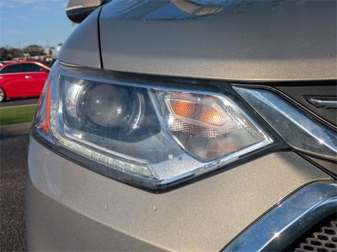 Used 2018 Chevrolet Traverse LT image 9