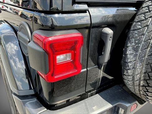 Used 2022 Jeep Wrangler Unlimited Sahara AWD/4WD image 23