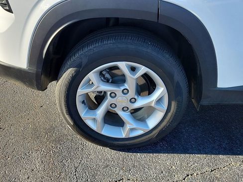 Used 2024 Chevrolet Trax LS w/ LS Convenience Package image 7