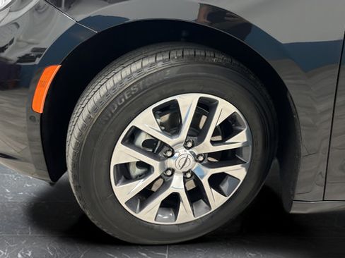Used 2023 Chrysler Pacifica Pinnacle FWD image 40