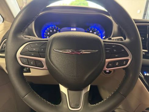 Used 2023 Chrysler Pacifica Touring-L FWD image 22