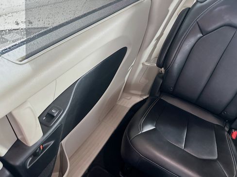 Used 2024 Chrysler Pacifica Touring-L image 31