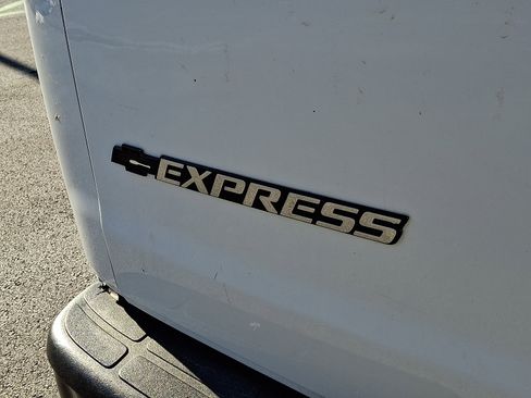 Used 2018 Chevrolet Express 2500 Extended image 28