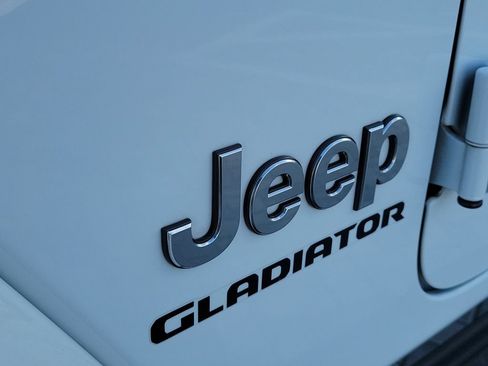 Used 2022 Jeep Gladiator Overland w/ Popular Equipment Package AWD/4WD image 9