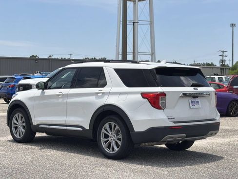 Certified 2022 Ford Explorer XLT w/ Equipment Group 202A RWD image 4