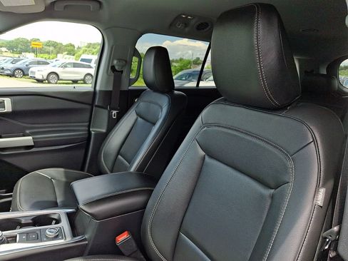 Used 2020 Ford Explorer XLT w/ Equipment Group 202A AWD/4WD image 15