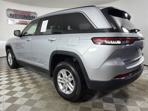 Used 2023 Jeep Grand Cherokee Laredo image 5