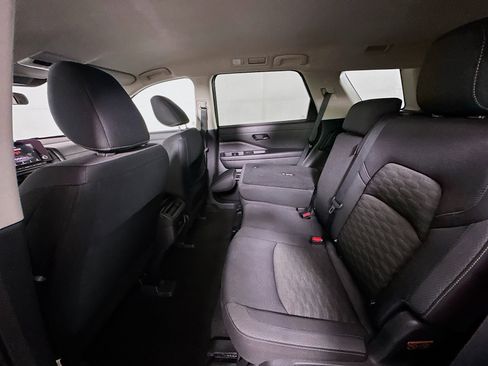 Used 2023 Nissan Pathfinder S image 26