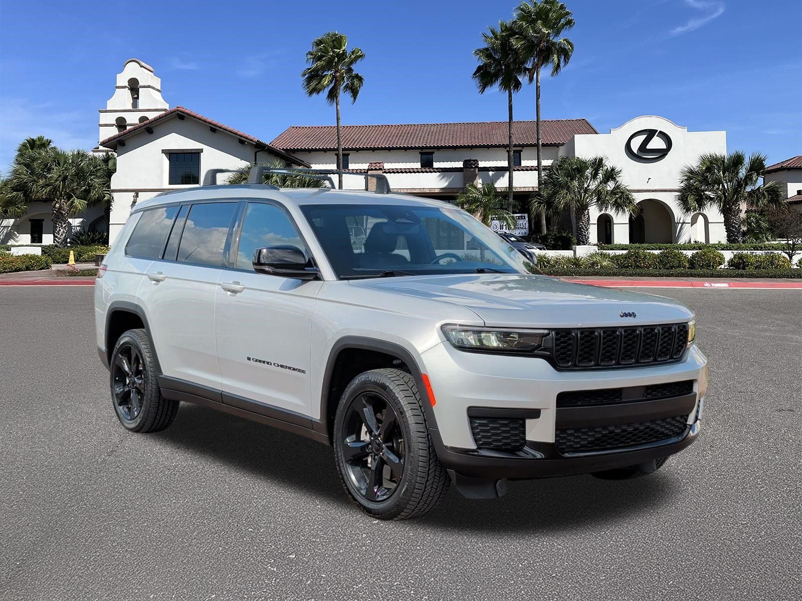 Used 2022 Jeep Grand Cherokee L Laredo RWD image 1
