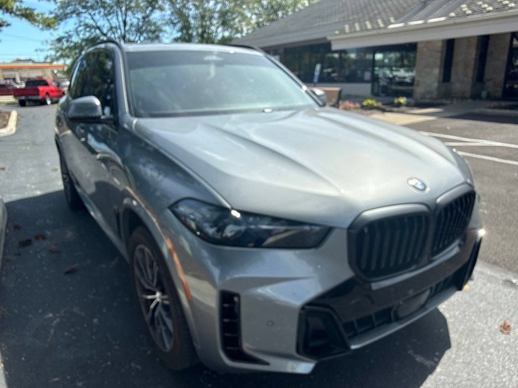 Used 2025 BMW X5 xDrive40i w/ M Sport Package AWD/4WD image 4