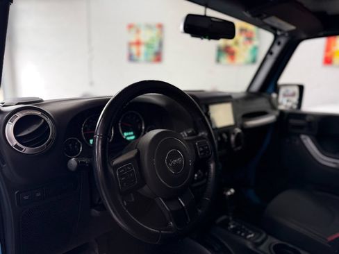 Used 2018 Jeep Wrangler Unlimited Rubicon w/ Cold Weather Group AWD/4WD image 9