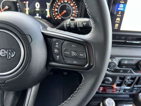 Used 2025 Jeep Wrangler Unlimited Rubicon AWD/4WD image 27