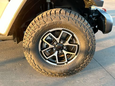 New 2025 Jeep Gladiator Rubicon w/ Convenience Group image 10