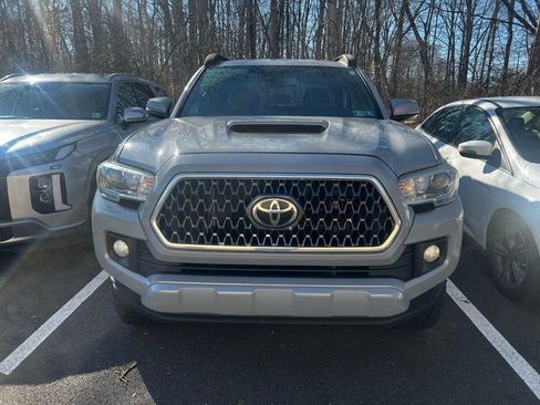 Used 2018 Toyota Tacoma TRD Sport image 3