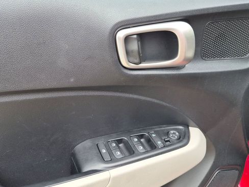 Used 2025 Hyundai Venue SEL FWD image 13