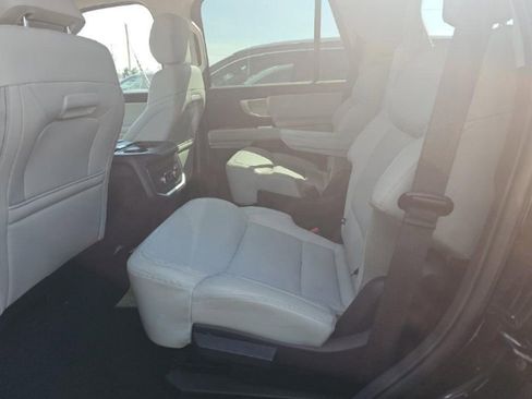 Used 2025 Ford Expedition Platinum w/ Driver's Package AWD/4WD image 6