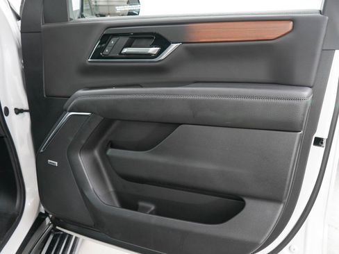 Used 2025 GMC Yukon Denali w/ Sun & Power Step Package AWD/4WD image 9
