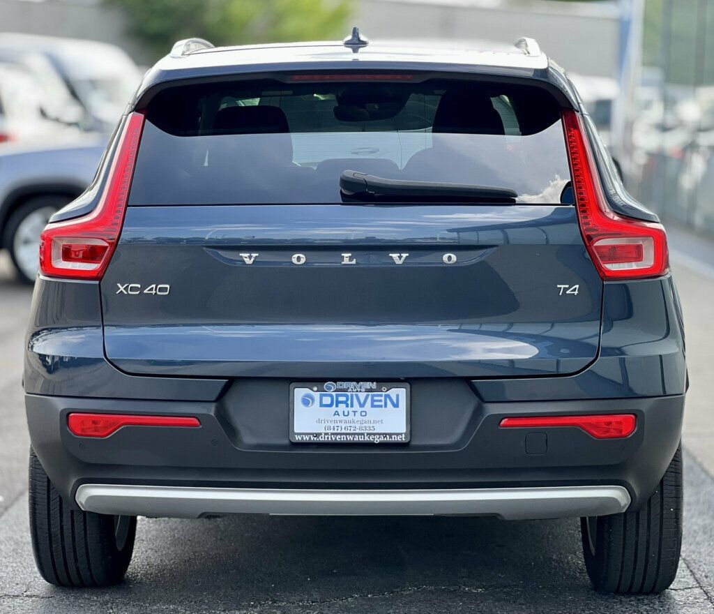 Used 2021 Volvo XC40 T4 Momentum FWD image 5