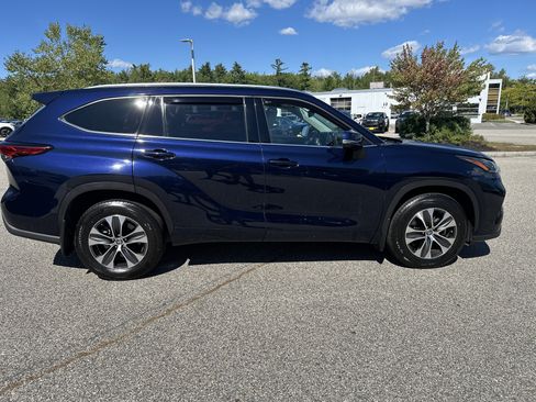 Used 2021 Toyota Highlander XLE AWD/4WD image 4