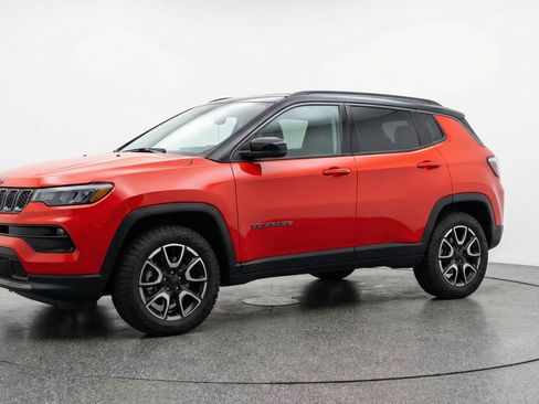 Used 2025 Jeep Compass Trailhawk AWD/4WD image 3