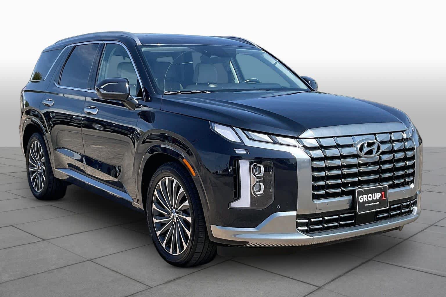 Used 2024 Hyundai Palisade Calligraphy FWD image 3