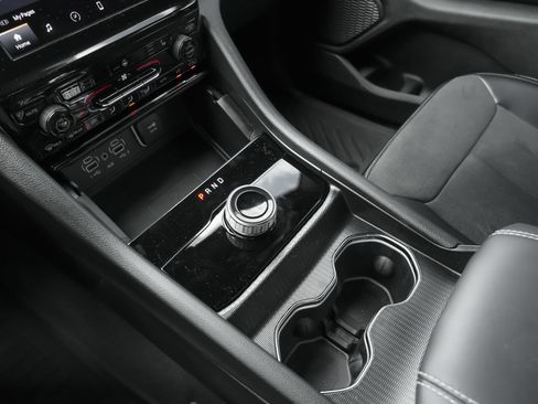 Used 2025 Jeep Grand Cherokee Altitude RWD image 23