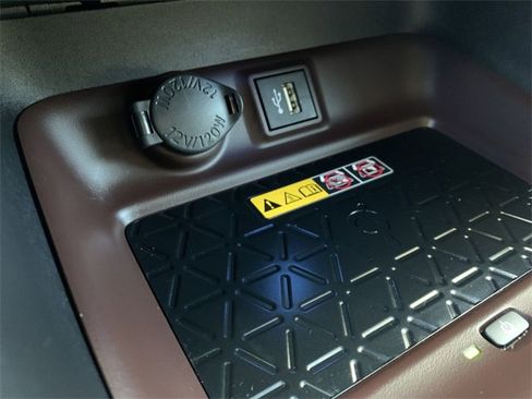 Used 2025 Toyota RAV4 Limited image 27