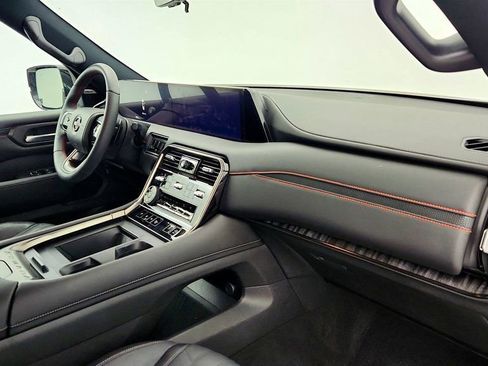 Used 2025 Nissan Armada PRO-4X image 27