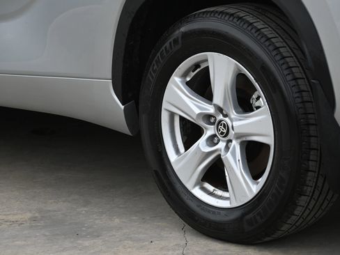 Used 2025 Toyota Highlander LE image 11